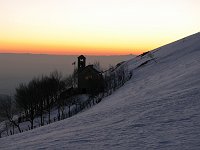 09_Tramonto dietro la chiesetta ai piedi del Linzone